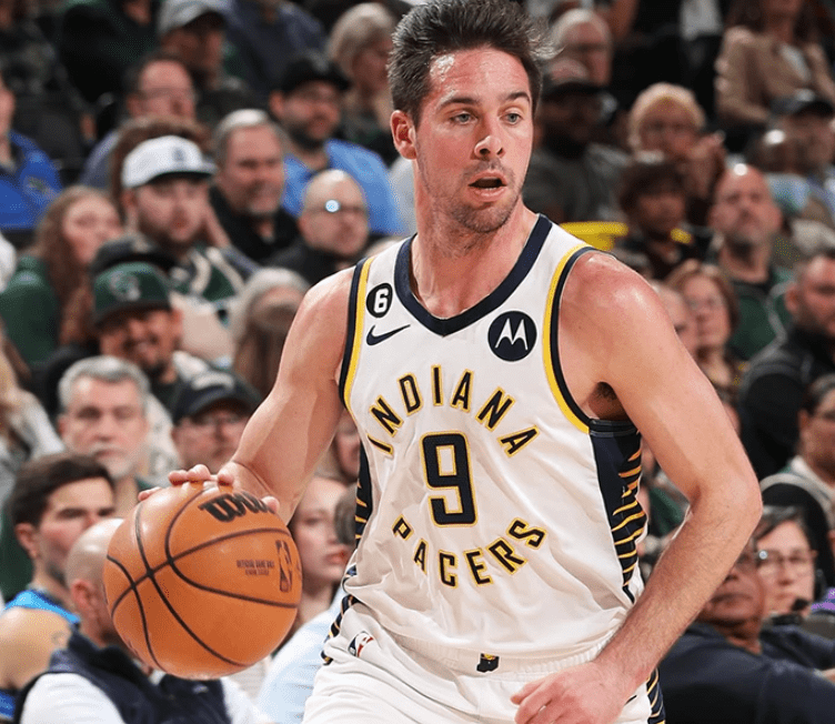 雄鹿逆转胜利，稳守东部第二