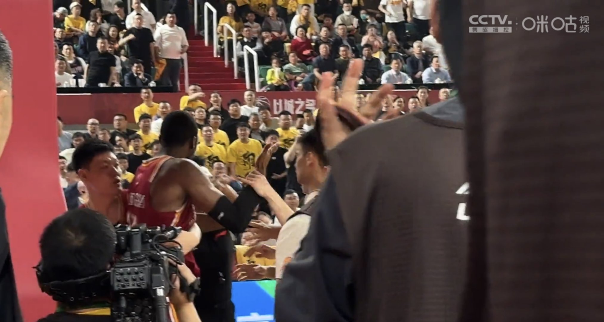 精彩防守带来快攻，现场观众欢呼连连的简单介绍