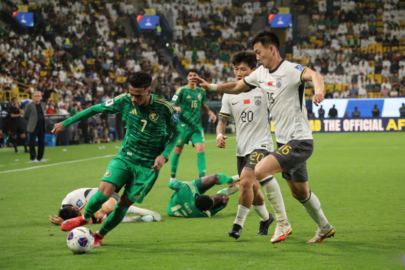 沙特阿拉伯球队大比分胜出，晋级下一轮