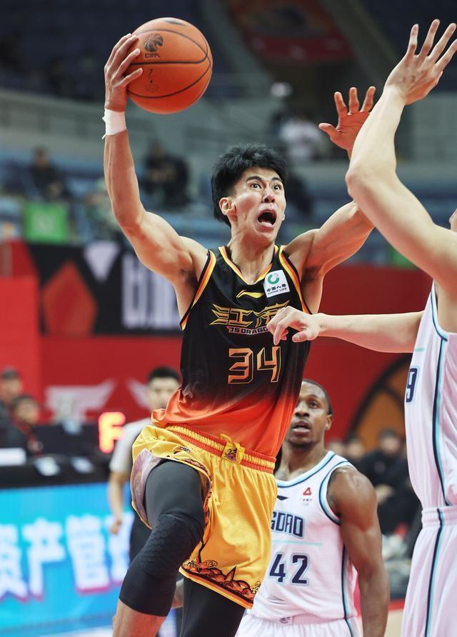 体育赛场上的风云变幻，球队展现实力