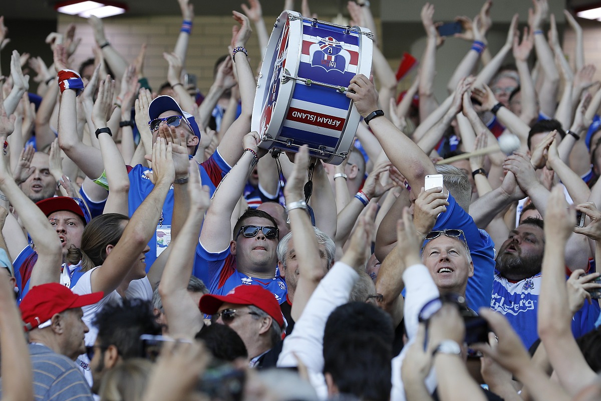 包含专业足球赛事吸引大批观众瞩目的词条 包含专业足球赛事吸引大批观众瞩目的词条