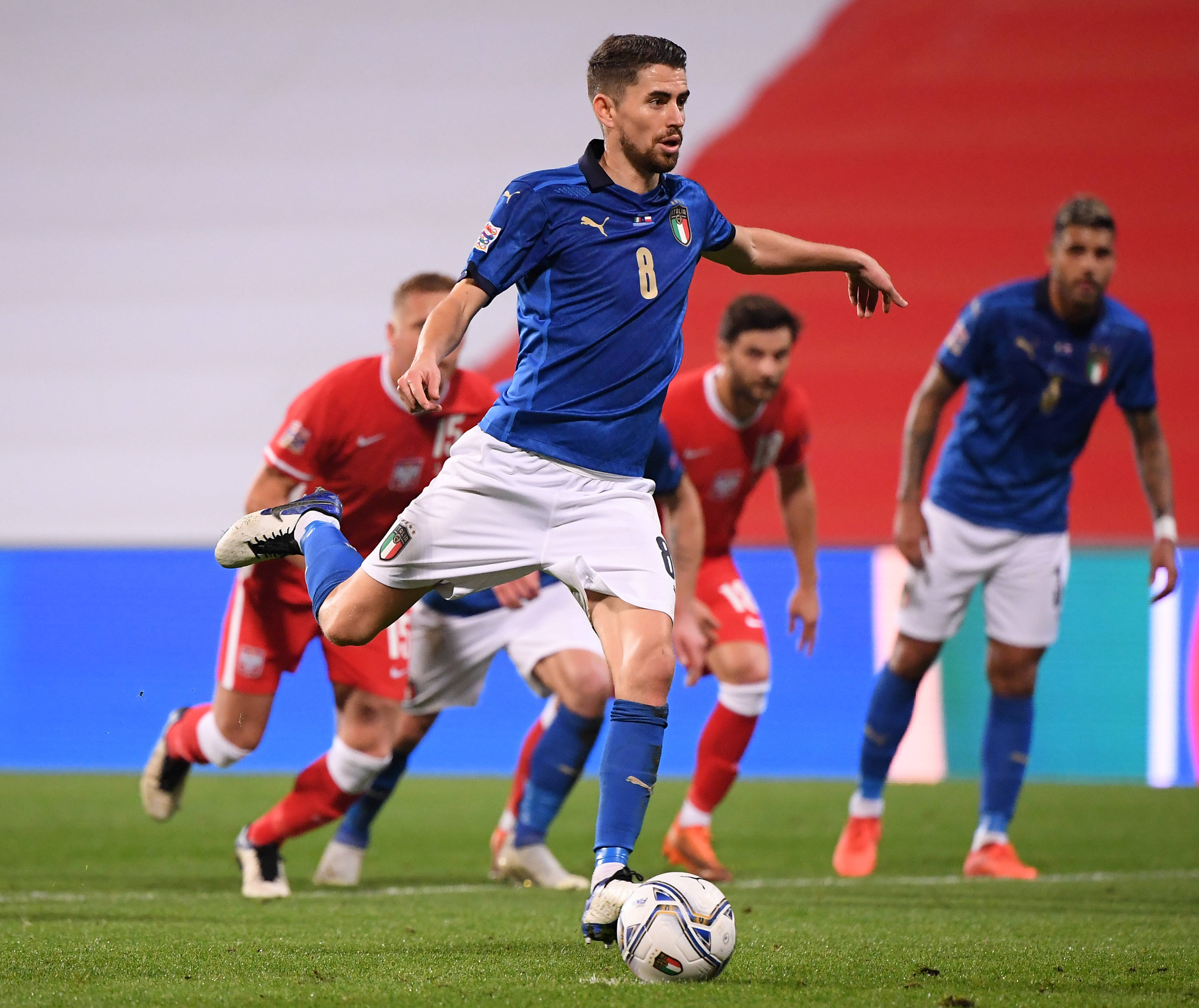 包含意大利队在欧足赛事上展现实力强大的词条