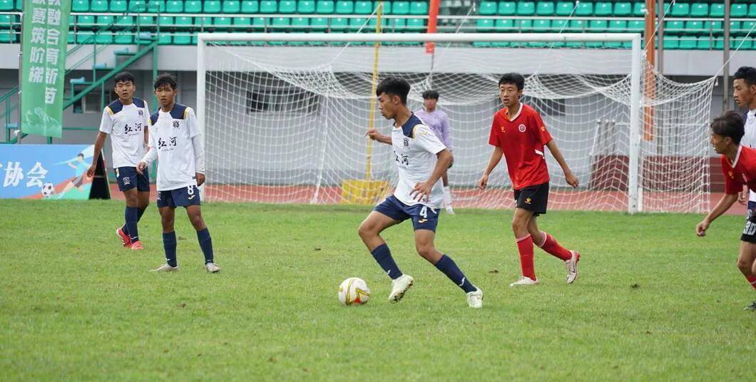 球队在比赛中因健康竞争气氛团结一致