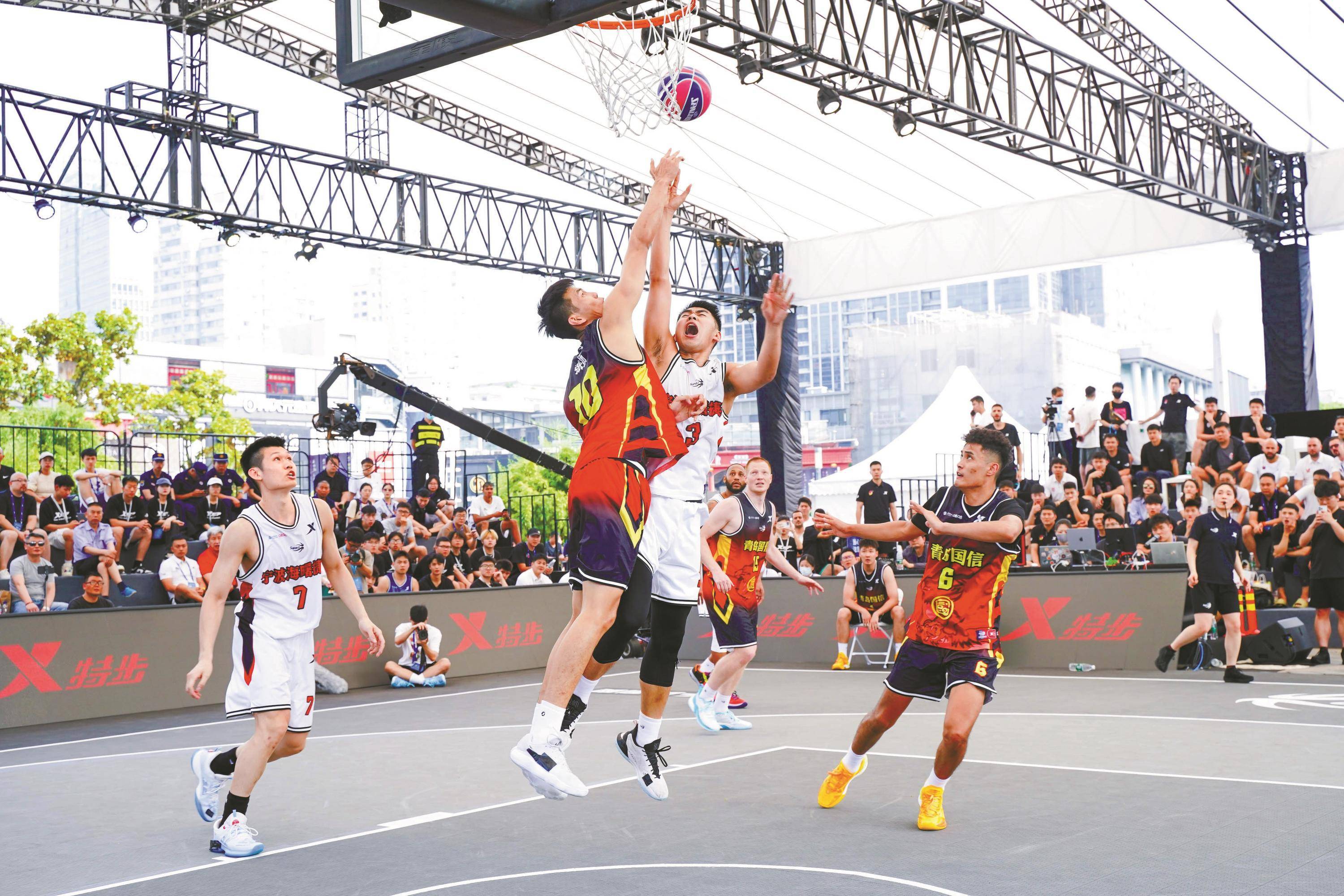 篮球比赛现场热闹非凡精彩纷呈