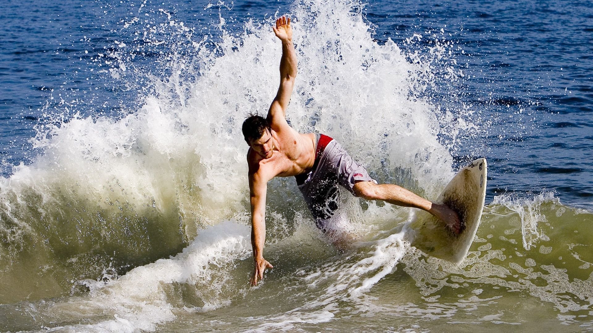 灯塔与雷暴，当个人锋芒照亮团队迷航，钢铁意志终碾碎不败金身